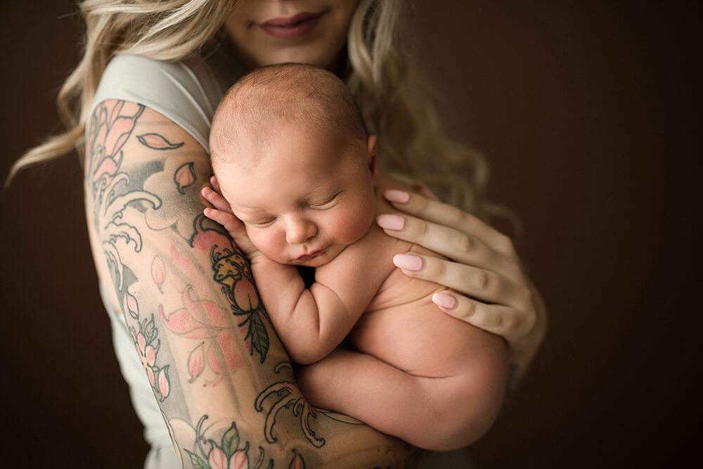 Fotografa per servizi Famiglia, maternità e neonati a Verona e Trento.Sessione maternity e newborn con Luca, Paola e il piccolo Julian. Hunny Pixel fotografa professionista newborn, neonati, maternità e ritratti di famiglia a Verona e Trento.