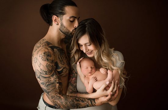 Fotografa per servizi Famiglia, maternità e neonati a Verona e Trento.Sessione maternity e newborn con Luca, Paola e il piccolo Julian. Hunny Pixel fotografa professionista newborn, neonati, maternità e ritratti di famiglia a Verona e Trento.