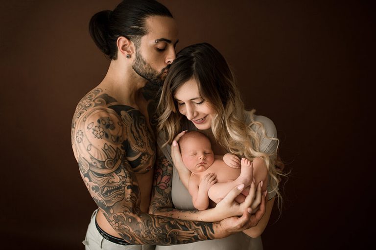 Fotografa per servizi Famiglia, maternità e neonati a Verona e Trento.Sessione maternity e newborn con Luca, Paola e il piccolo Julian. Hunny Pixel fotografa professionista newborn, neonati, maternità e ritratti di famiglia a Verona e Trento.