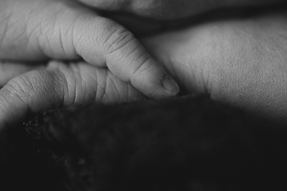 Fotografa per servizi Famiglia, maternità e neonati a Verona e Trento.Sessione maternity e newborn con Luca, Paola e il piccolo Julian. Hunny Pixel fotografa professionista newborn, neonati, maternità e ritratti di famiglia a Verona e Trento.