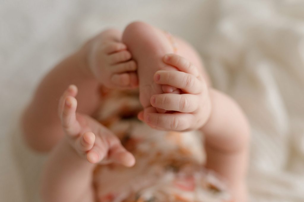 Fotografo neonati e bebè a Verona Trento. Servizio fotografico neonati e bebè. Hunny Pixel fotografia di neonati, bebè, gravidanza e ritratti di famiglia.