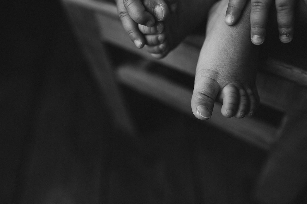 Fotografo neonati e bebè a Verona Trento. Servizio fotografico neonati e bebè. Hunny Pixel fotografia di neonati, bebè, gravidanza e ritratti di famiglia.