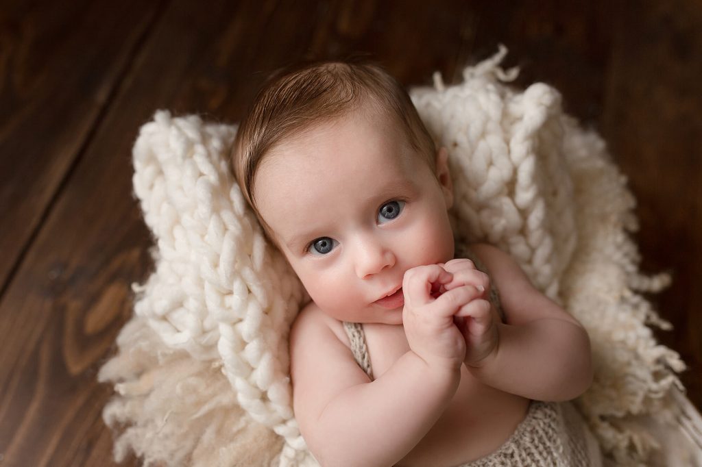 Fotografo neonati e bebè a Verona Trento. Servizio fotografico neonati e bebè. Hunny Pixel fotografia di neonati, bebè, gravidanza e ritratti di famiglia.