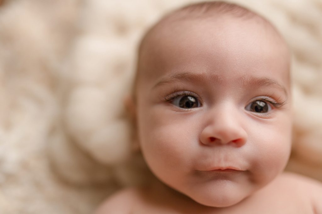 Fotografo neonati e bebè a Verona Trento. Servizio fotografico neonati e bebè. Hunny Pixel fotografia di neonati, bebè, gravidanza e ritratti di famiglia.