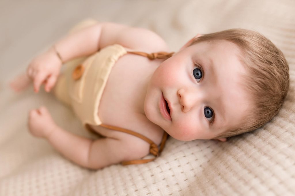 Fotografo neonati e bebè a Verona Trento. Servizio fotografico neonati e bebè. Hunny Pixel fotografia di neonati, bebè, gravidanza e ritratti di famiglia.