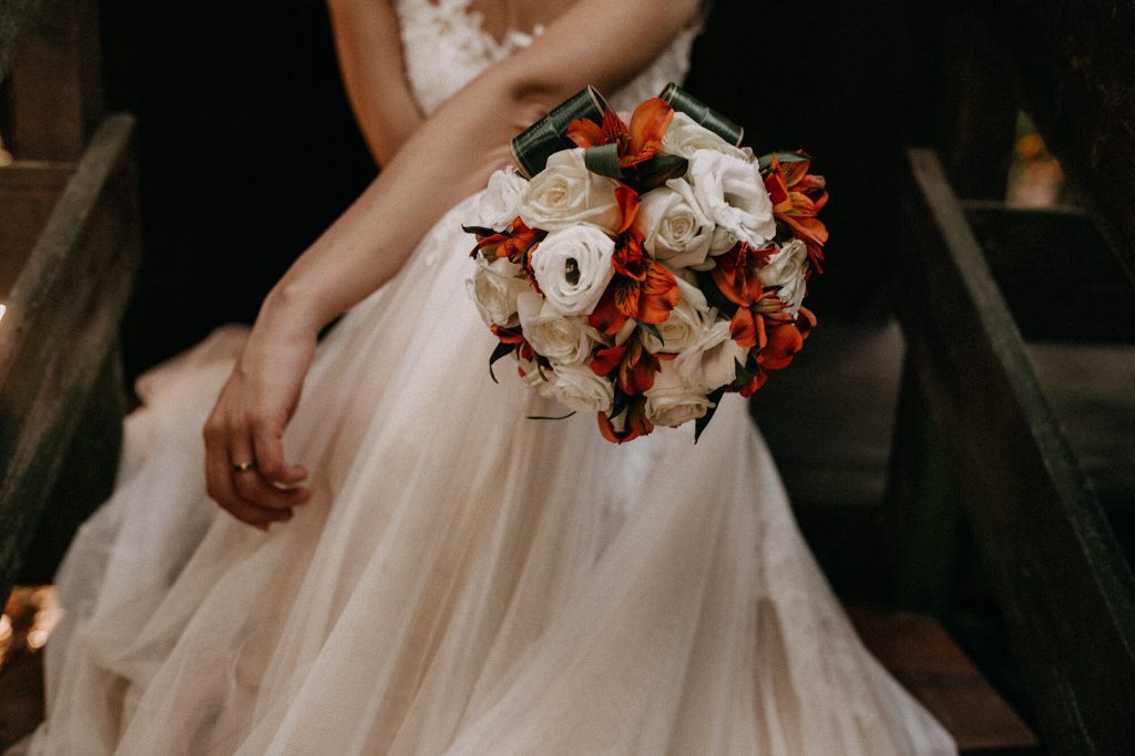 Foto di sposa con bouquet - Servizio fotografico matrimoni