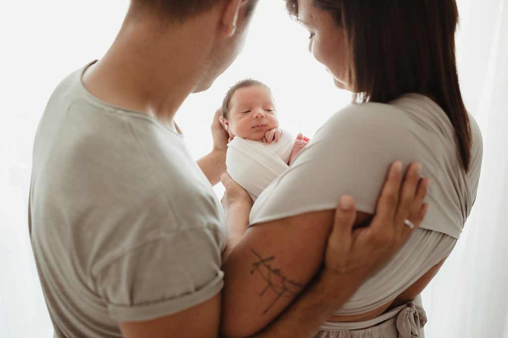 Fotografa newborn neonati a Verona Trento. Servizio fotografico neonati e famiglia. Hunny Pixel fotografia di gravidanza e ritratti di famiglia.