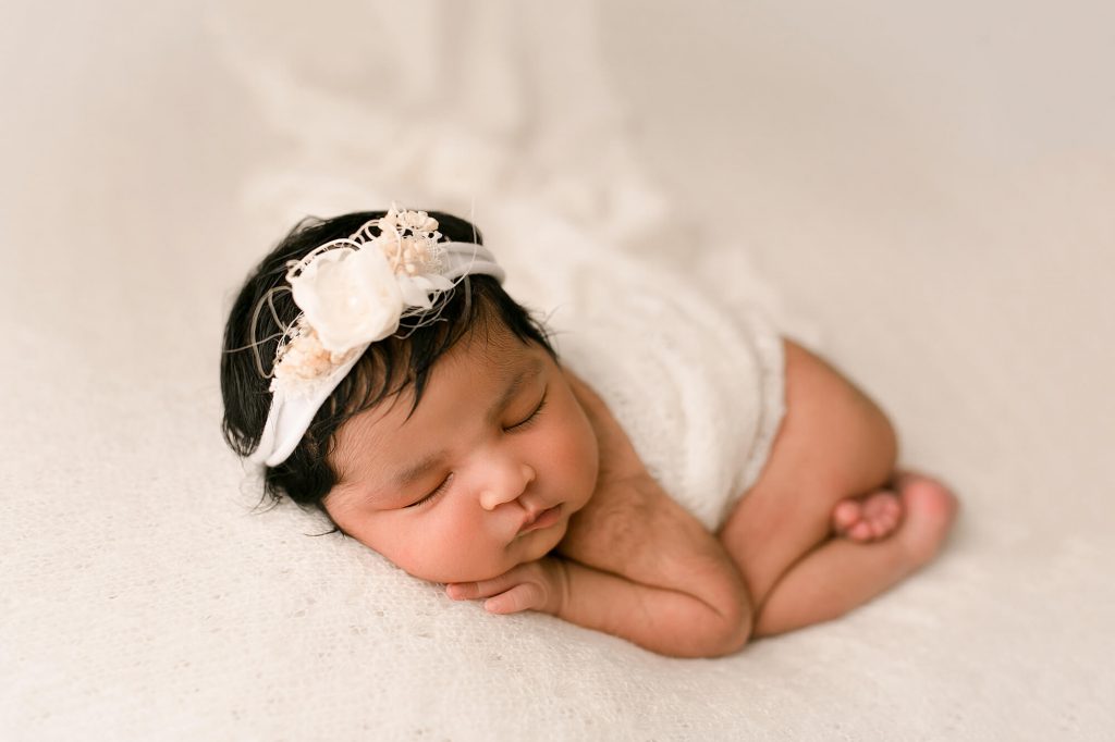 Fotografa newborn neonati a Verona Trento. Servizio fotografico neonati e famiglia. Hunny Pixel fotografia di gravidanza e ritratti di famiglia.