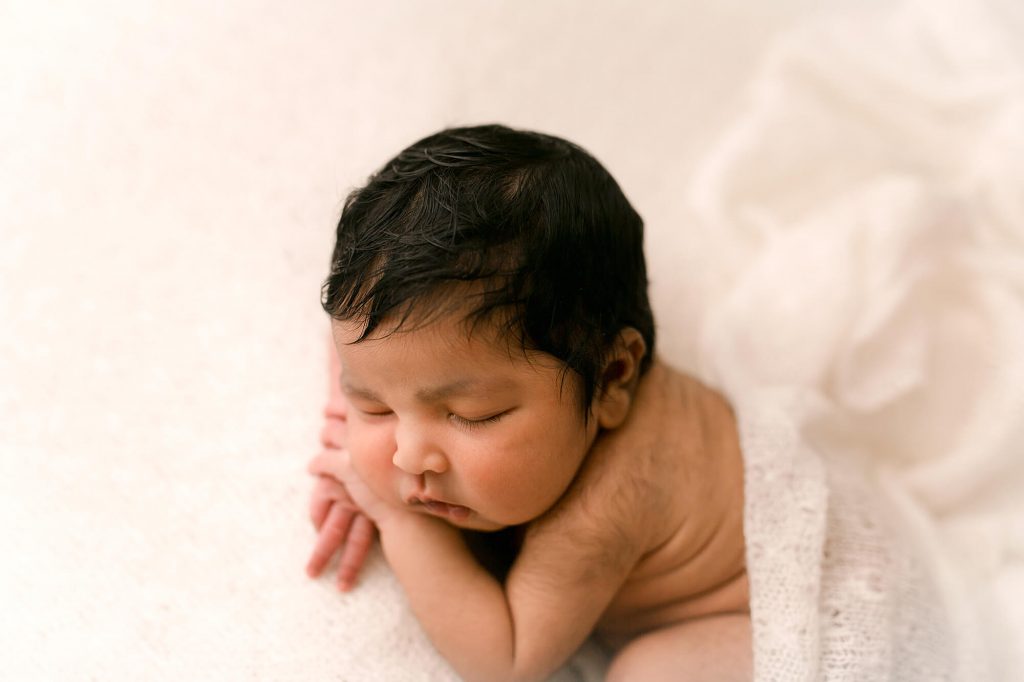 Fotografa newborn neonati a Verona Trento. Servizio fotografico neonati e famiglia. Hunny Pixel fotografia di gravidanza e ritratti di famiglia.