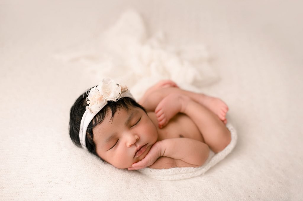 Fotografa newborn neonati a Verona Trento. Servizio fotografico neonati e famiglia. Hunny Pixel fotografia di gravidanza e ritratti di famiglia.