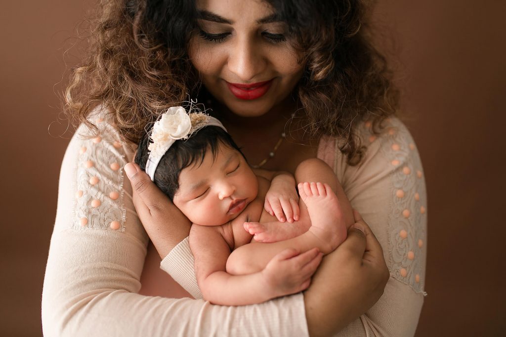 Fotografa newborn neonati a Verona Trento. Servizio fotografico neonati e famiglia. Hunny Pixel fotografia di gravidanza e ritratti di famiglia.