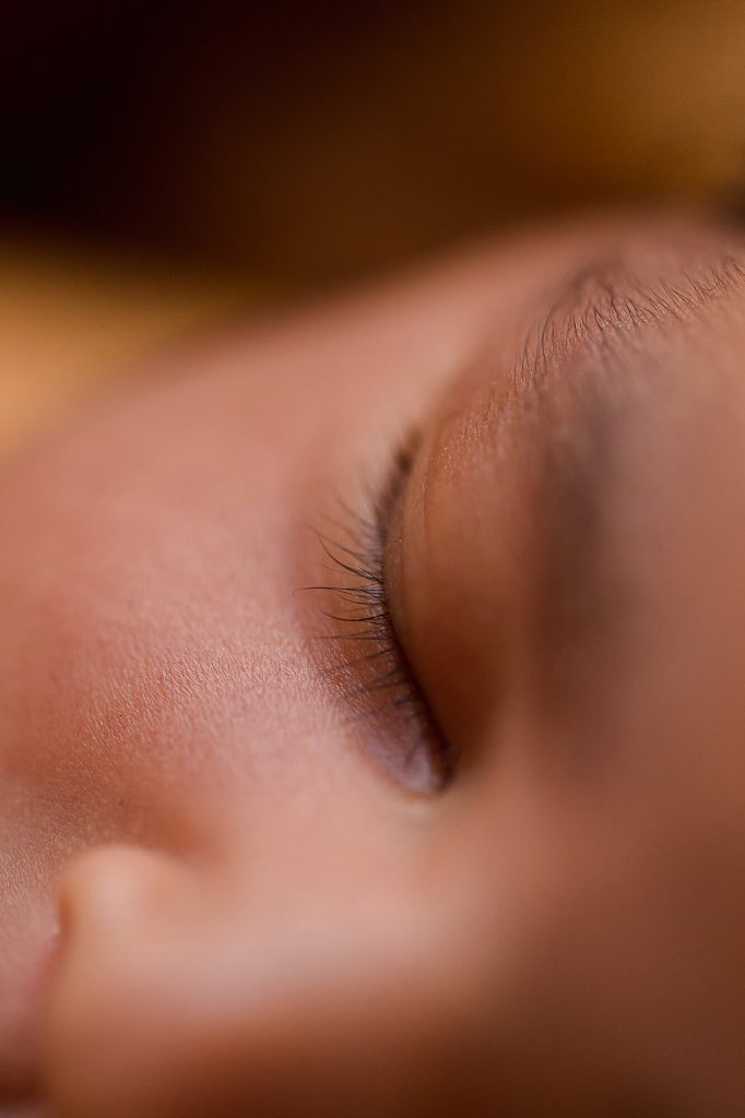 Fotografa newborn neonati a Verona Trento. Servizio fotografico neonati e famiglia. Hunny Pixel fotografia di gravidanza e ritratti di famiglia.