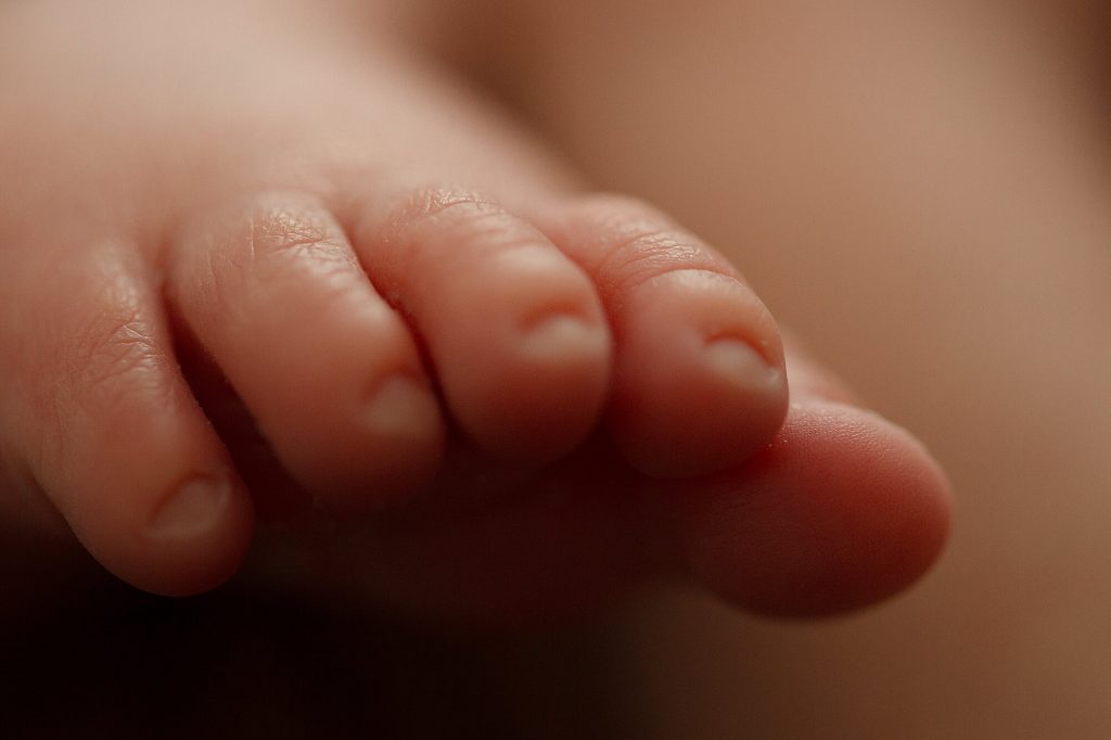 Fotografa newborn neonati a Verona Trento. Servizio fotografico neonati e famiglia. Hunny Pixel fotografia di gravidanza e ritratti di famiglia.