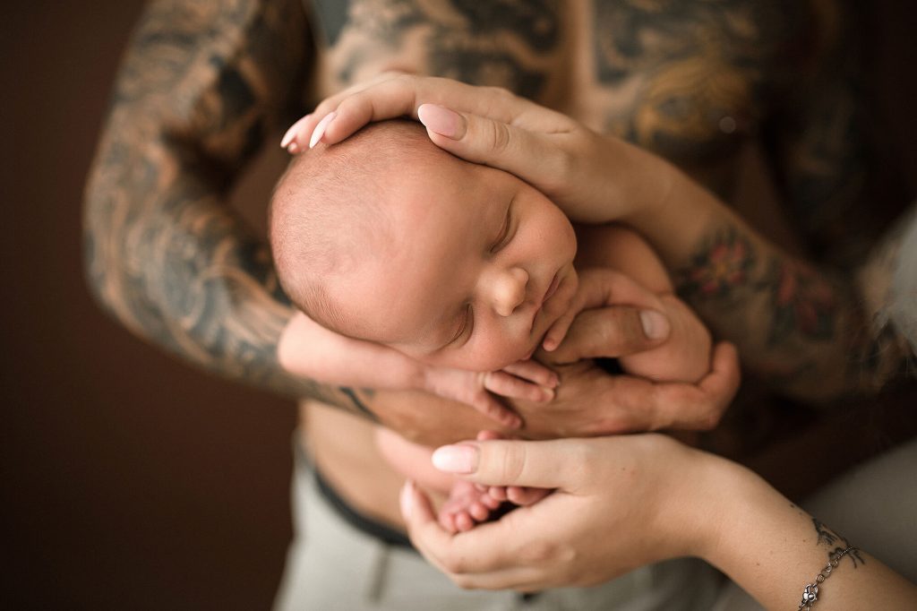 Fotografa newborn neonati a Verona Trento. Servizio fotografico neonati e famiglia. Hunny Pixel fotografia di gravidanza e ritratti di famiglia.
