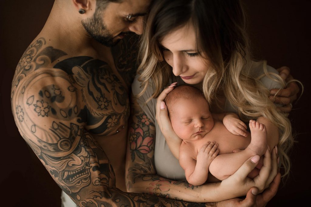 Fotografa newborn neonati a Verona Trento. Servizio fotografico neonati e famiglia. Hunny Pixel fotografia di gravidanza e ritratti di famiglia.