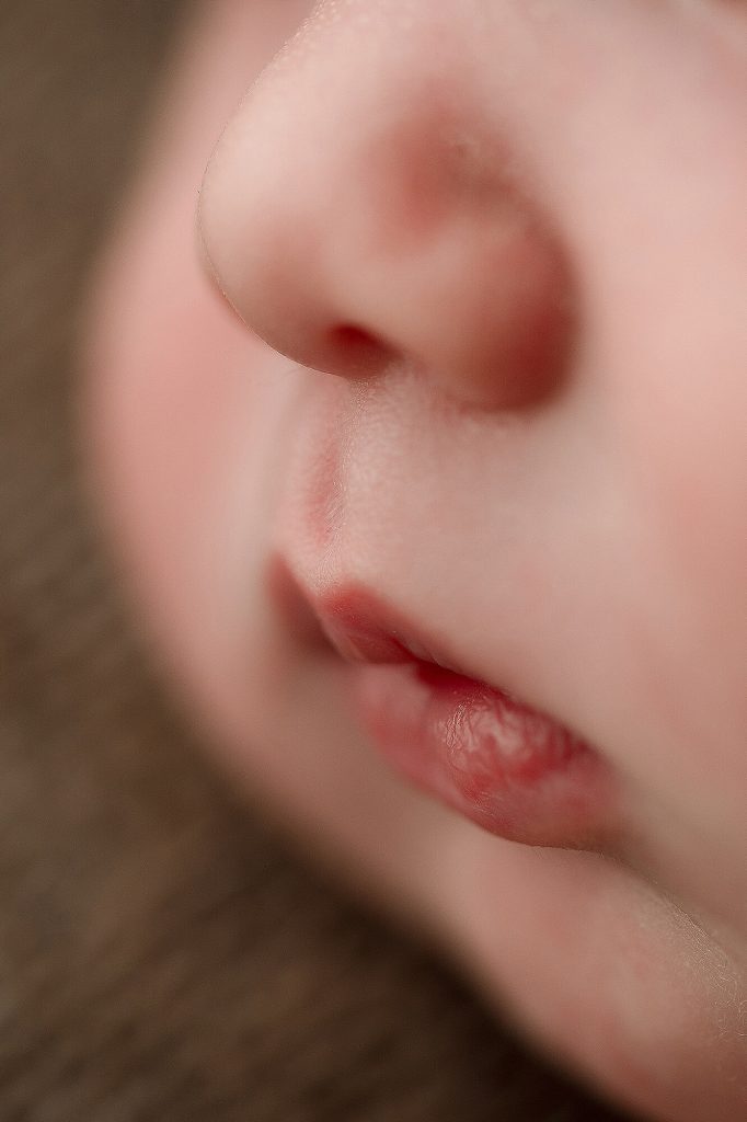 Fotografa newborn neonati a Verona Trento. Servizio fotografico neonati e famiglia. Hunny Pixel fotografia di gravidanza e ritratti di famiglia.