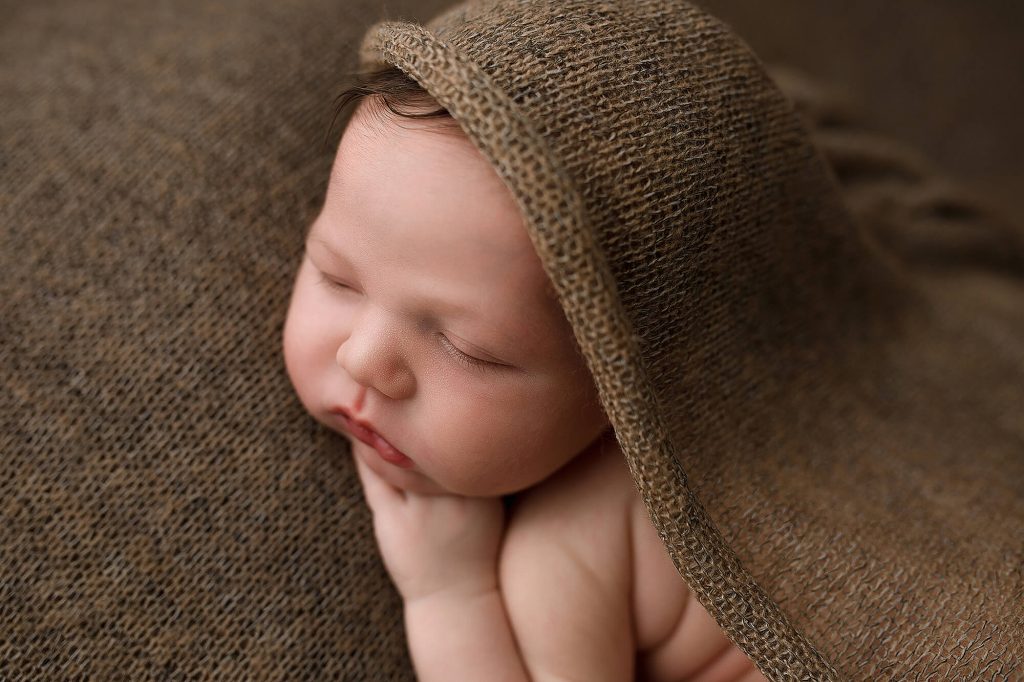 Fotografa newborn neonati a Verona Trento. Servizio fotografico neonati e famiglia. Hunny Pixel fotografia di gravidanza e ritratti di famiglia.