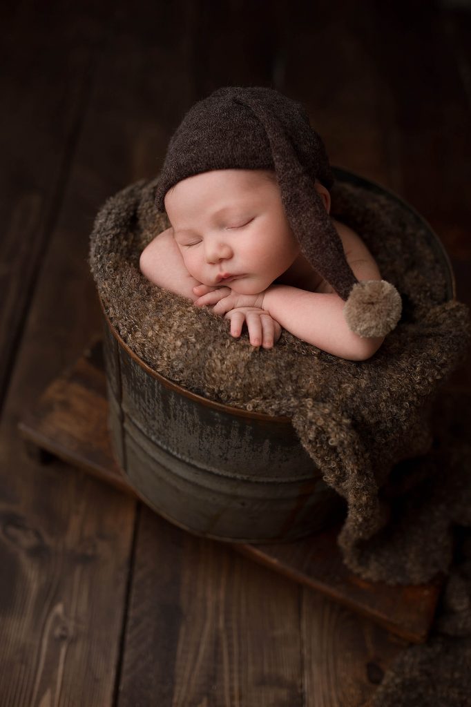 Fotografa newborn neonati a Verona Trento. Servizio fotografico neonati e famiglia. Hunny Pixel fotografia di gravidanza e ritratti di famiglia.