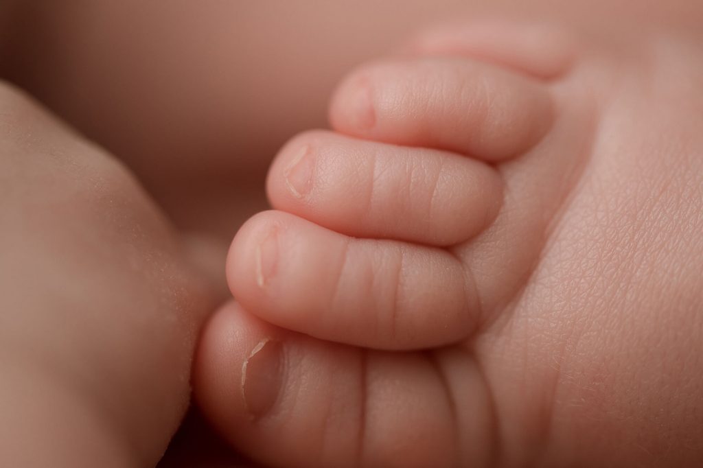 Fotografa newborn neonati a Verona Trento. Servizio fotografico neonati e famiglia. Hunny Pixel fotografia di gravidanza e ritratti di famiglia.