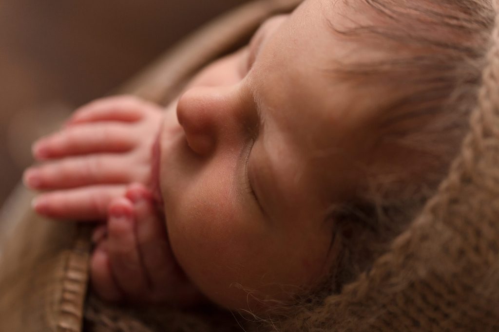 Fotografa newborn neonati a Verona Trento. Servizio fotografico neonati e famiglia. Hunny Pixel fotografia di gravidanza e ritratti di famiglia.