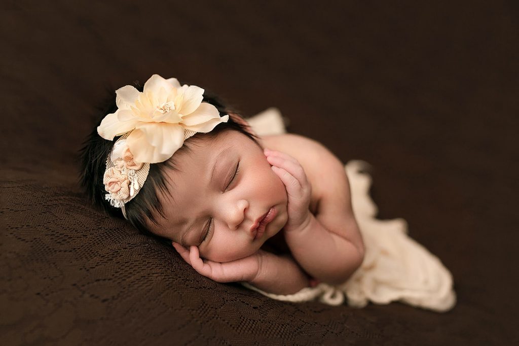 Fotografa newborn neonati a Verona Trento. Servizio fotografico neonati e famiglia. Hunny Pixel fotografia di gravidanza e ritratti di famiglia.