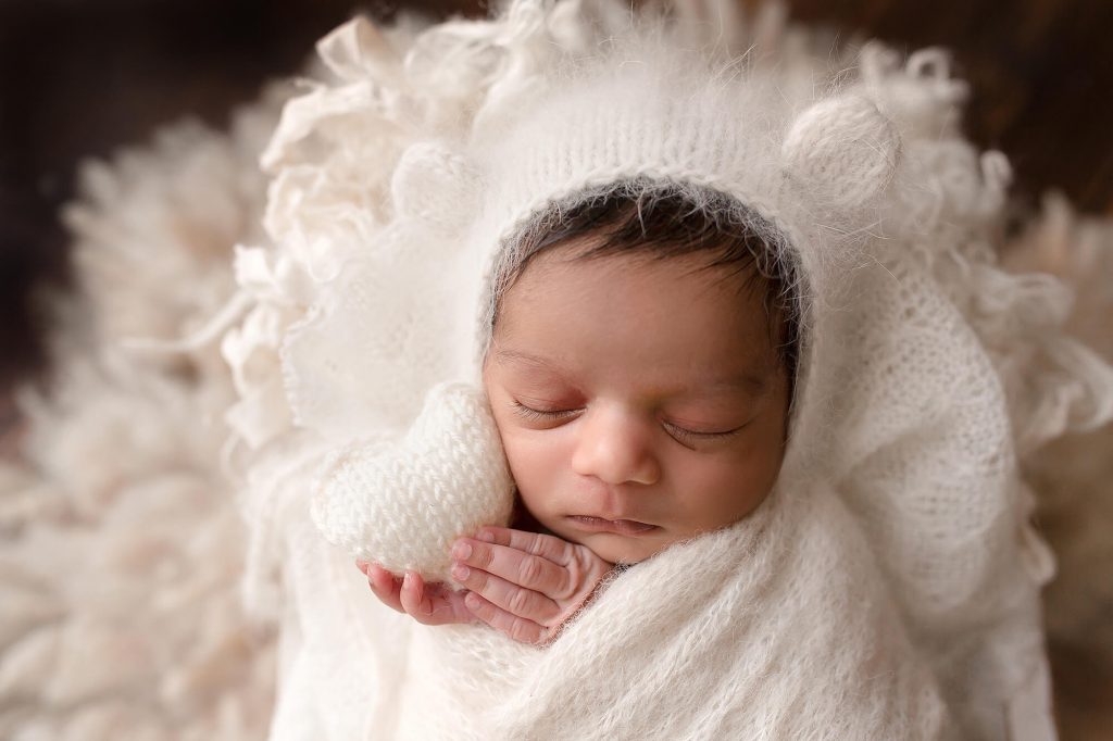 Fotografa newborn neonati a Verona Trento. Servizio fotografico neonati e famiglia. Hunny Pixel fotografia di gravidanza e ritratti di famiglia.