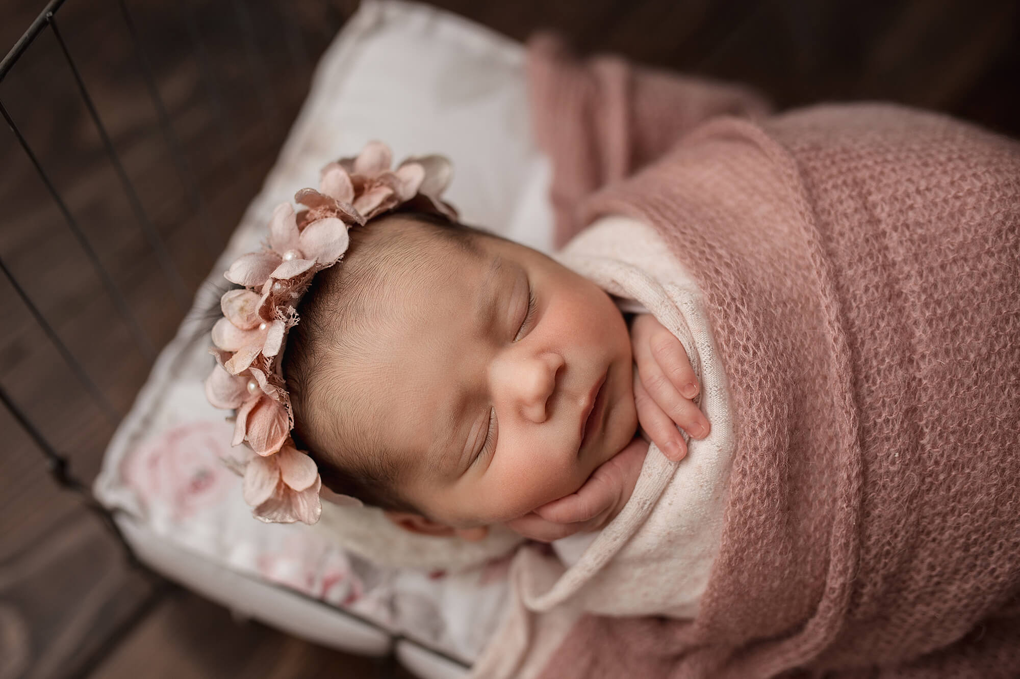 Fotografa newborn neonati a Verona Trento. Servizio fotografico neonati e famiglia. Hunny Pixel fotografia di gravidanza e ritratti di famiglia.