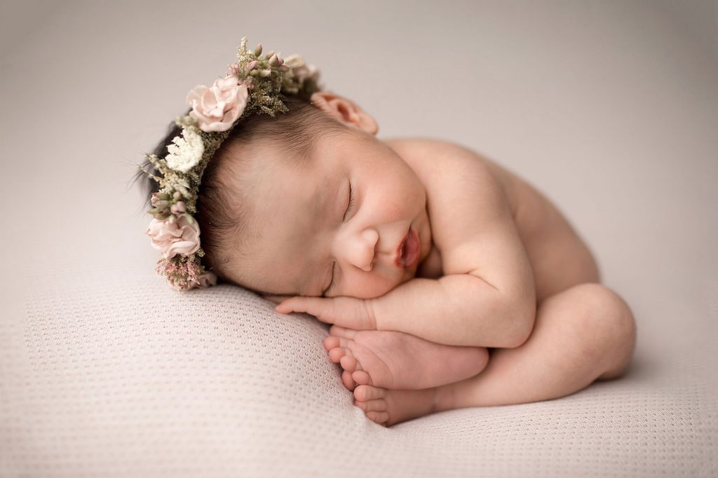 Fotografa newborn neonati a Verona Trento. Servizio fotografico neonati e famiglia. Hunny Pixel fotografia di gravidanza e ritratti di famiglia.