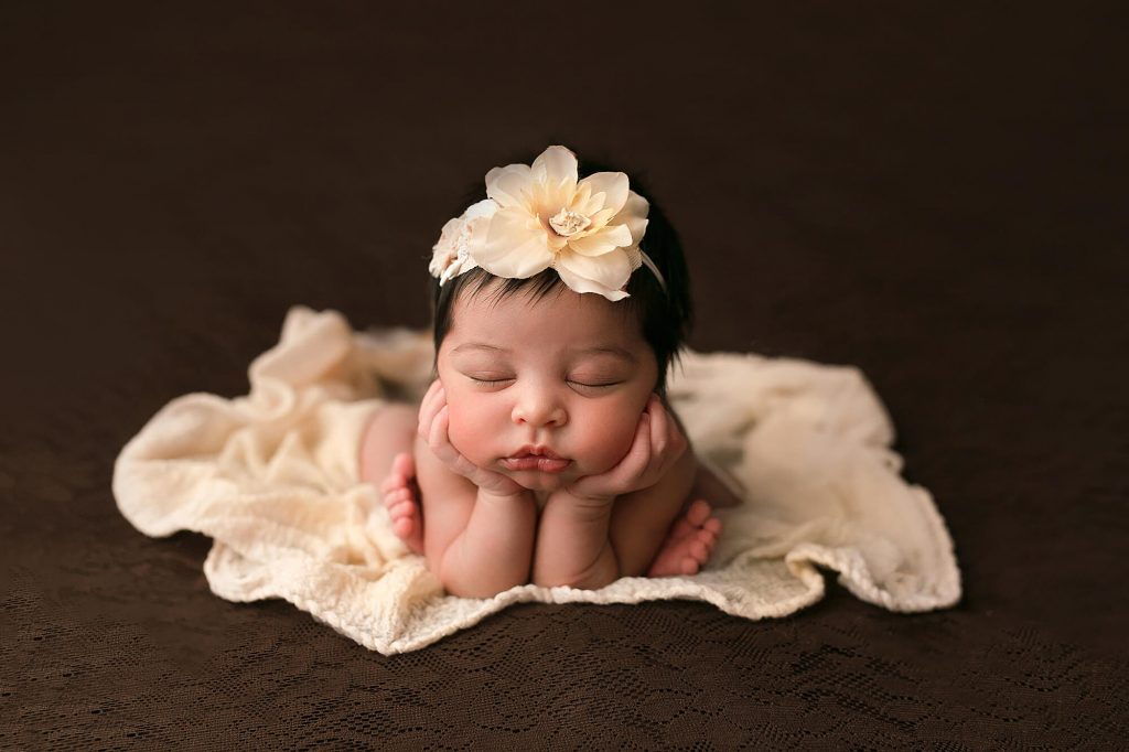 Fotografa newborn neonati a Verona Trento. Servizio fotografico neonati e famiglia. Hunny Pixel fotografia di gravidanza e ritratti di famiglia.