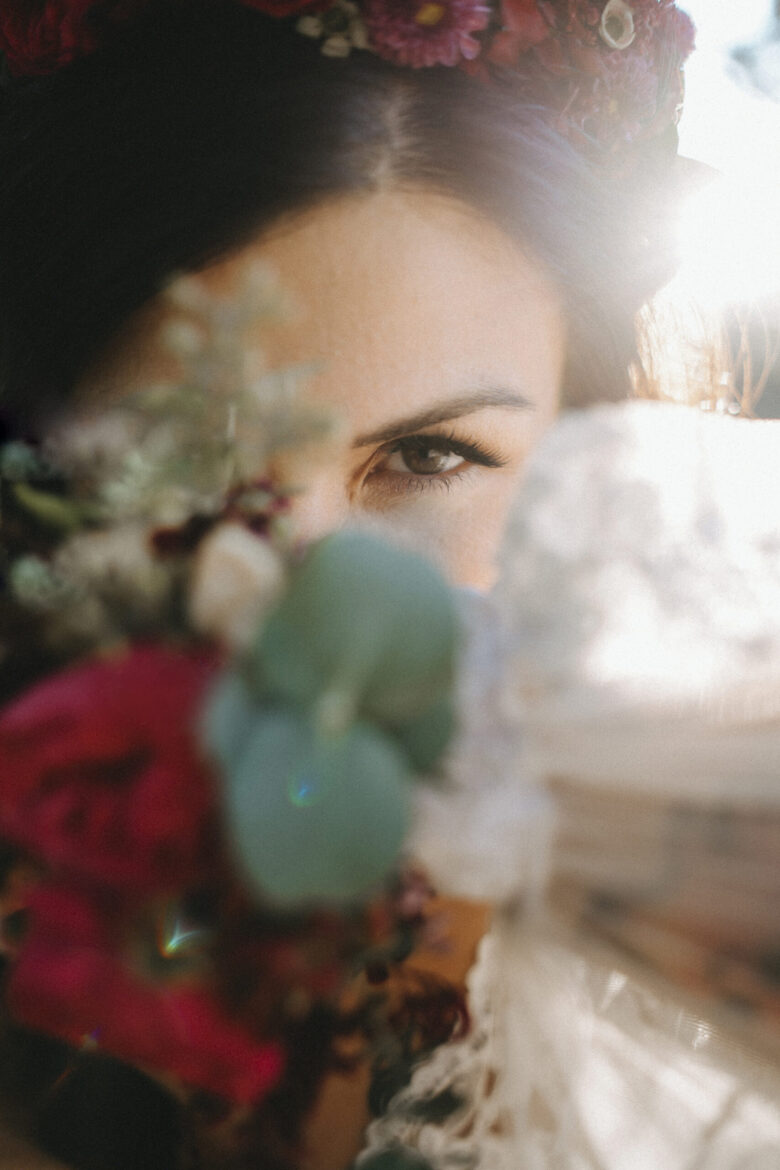 Fotografia di sposa con fiori-Servizio fotografico di matrimoni a Verona.